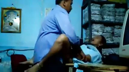 Một anh chàng đụ một con phim gai nhat ban điếm Nga trong hậu môn trên giường.