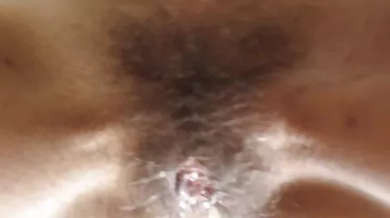 Người huấn luyện không thể cưỡng lại và trồng một thành viên trò chơi sex nhật bản vào mông đẹp của một con bò cái tơ.