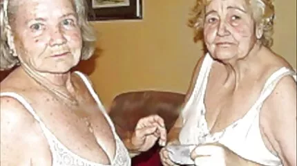 Những con điếm hậu phim sex co giao thao nhat ban môn Cindy Shine và Mina đút cu vào sâu trong cổ họng.