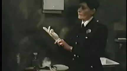 Cô gái tóc vàng trưởng thành đã đút đít cho hai người phim xes nhật ban da đen trong Studio Legalporno.