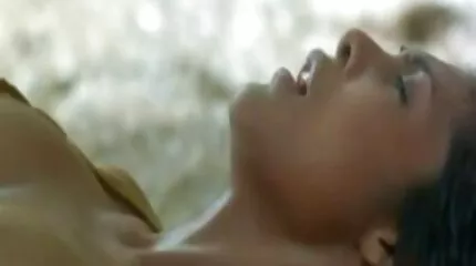 Chick trong phim khiêu dâm qua đường hậu môn phim zes nhat ban hạ quần lót của cô ấy xuống và mặc quần áo.