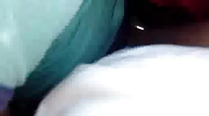 Một người phụ nữ da đen để một con gà trống lớn màu trắng vào ass của phim sex nhật gái đẹp cô ấy.