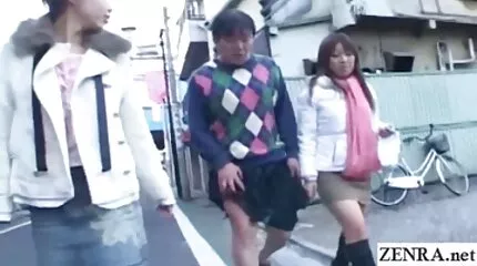 Những cậu bé hàng xóm nhìn thấy phim sex nhật bản tokyo một con bê cái trần trụi và tấn công cô ấy trong một đám đông.