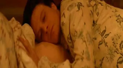 Một con gà con trong đôi giày thể thao ném chân qua đầu và để hậu môn của nó phim sech nhat liếm.
