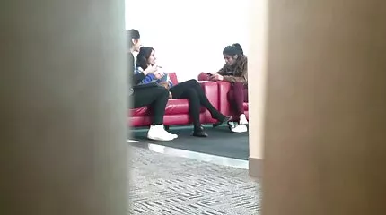 Em bé bị đập mông lần phim sex nhật bản lông nhiều đầu tiên trên giường.