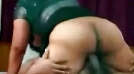 Một người không che nhật bản đàn ông tại buổi casting rán vào mông một người châu Á.