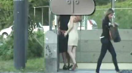 oi bức brunette được fucked sex của nhật trong ass trên đi văng.
