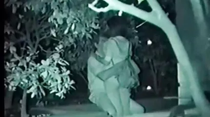 Cô gái tóc vàng trẻ trung và xinh sex nhật đẹp đi tất cho hai người đàn ông.