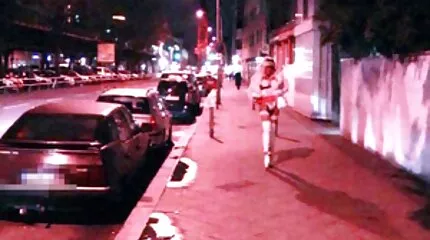 Một con chó cái xinh đẹp ngồi xuống với cái mông của nó trên một con cặc video sex nhật bản dày của một người đàn ông đẹp trai.