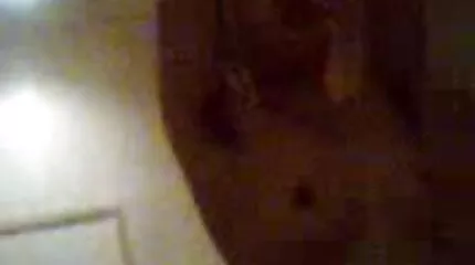 Cô gái trẻ lần đầu tiên tham gia khiêu dâm hậu môn nhóm. sex nhật hay