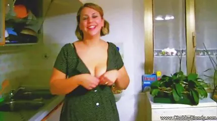 Gà rên rỉ từ những ngón tay trong ass và được fucked trong phim gai nhat ban hậu môn.